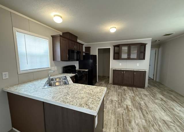 Property at 231 Massachusetts Ave, Elyria, OH 44035, 3 beds, 2 baths