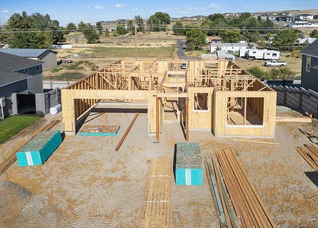 Property at 642 Tatoosh Ave, West Richland, WA 99353, 3 beds, 2 baths