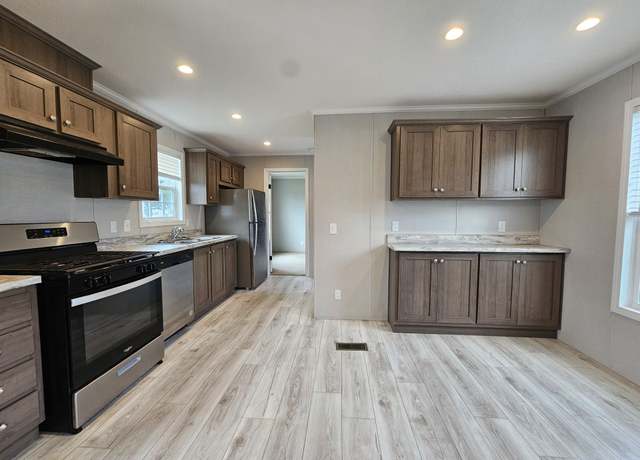 Property at 2802 W Robin Dr, Saginaw, MI 48601, 3 beds, 2 baths