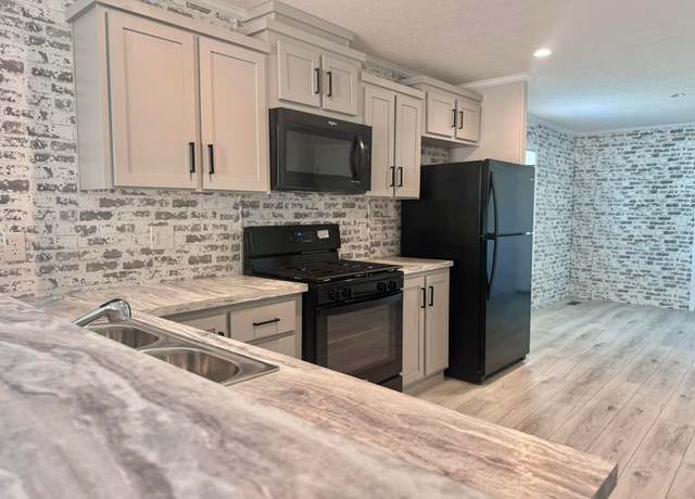 Property at 17060 Canterbury Cir, Holly, MI 48442, 3 beds, 2 baths