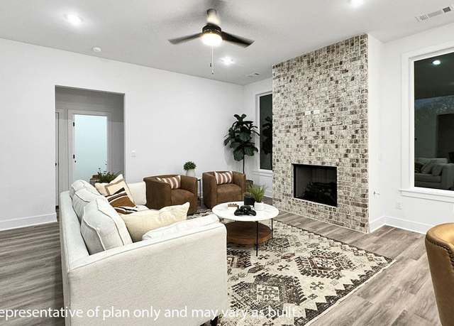 Property at 2837 N Chapel Dr, Fayetteville, AR 72704, 4 beds, 3 baths