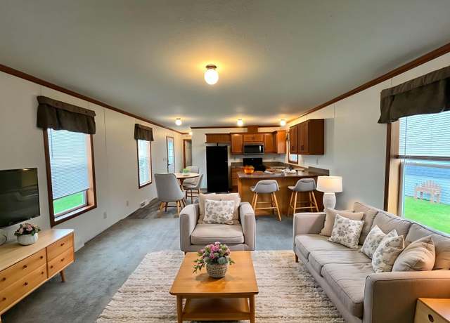Property at 1432 Iowa Dr, Sturgeon Bay, WI 54235, 3 beds, 2 baths