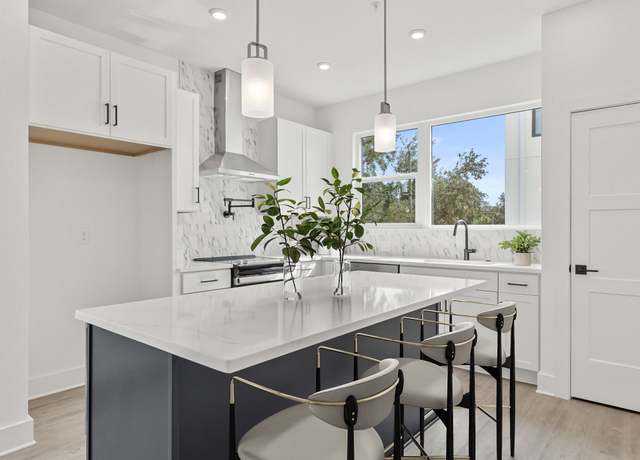 Property at 323 15th St N, Petersburg, FL 33705, 2 beds, 2.5 baths