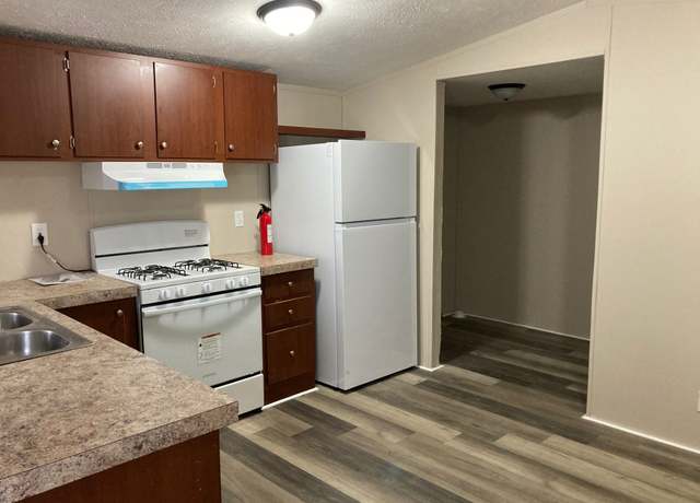 Property at 111 Country Elms #111, Galesburg, IL 61401, 3 beds, 2 baths