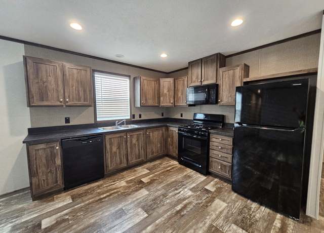 Property at 5911 Glenda Dr, Saginaw, MI 48601, 3 beds, 2 baths