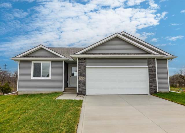 Property at 2828 Pilgrim Southwest Dr, Altoona, IA 50009, 3 beds, 2 baths