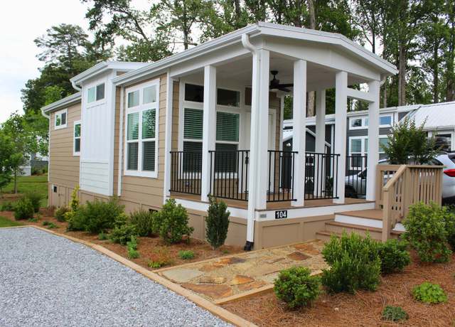 Property at 104 Meandering Ln, Flat Rock, NC 28731, 1 bed, 1 bath
