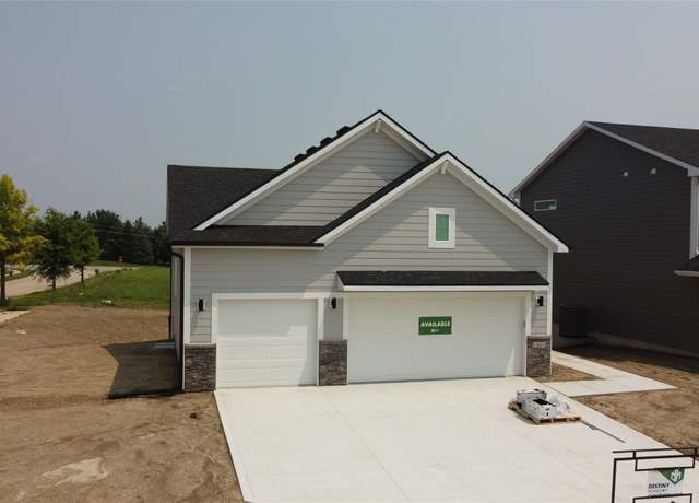 Property at 1404 S 91st St W, Waukee, IA 50263, 4 beds, 3 baths
