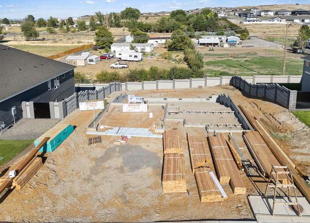 Property at 686 Tatoosh Ave, West Richland, WA 99353, 3 beds, 2 baths