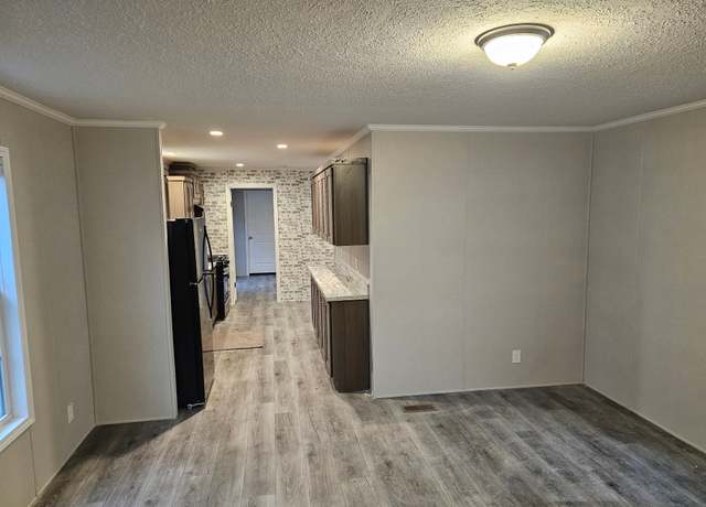Property at 1150 Calgary Dr, Muskegon, MI 49444, 3 beds, 2 baths