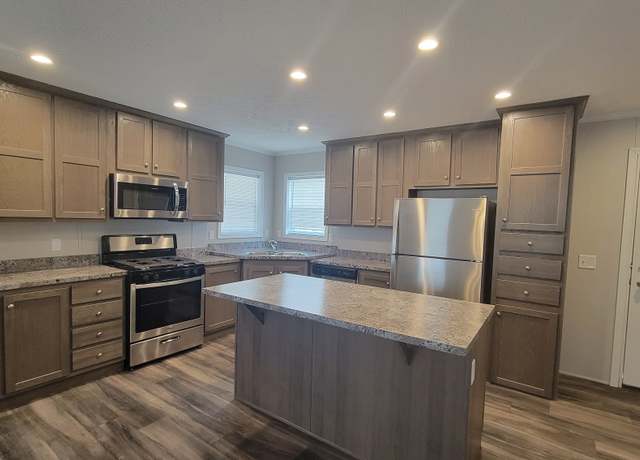 Property at 842 Pinewood Ct, Columbus, MI 48063, 3 beds, 2 baths