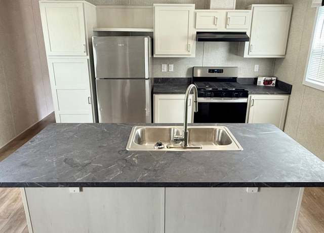 Property at 1822 Silverleaf Ct, Mishawaka, IN 46544, 3 beds, 2 baths