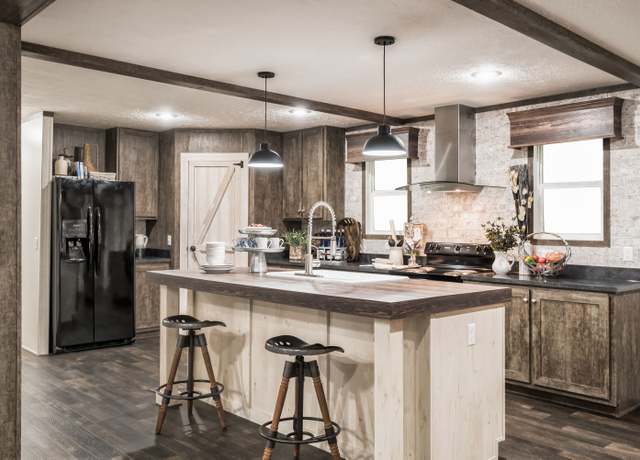 Property at 2120 Redwood Ave, Columbus, MI 48063, 3 beds, 2 baths