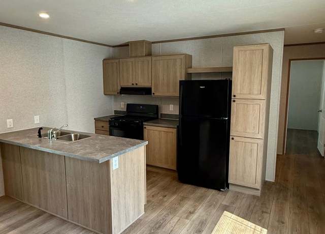 Property at 1806 Southwood Ct, Mishawaka, IN 46544, 3 beds, 2 baths