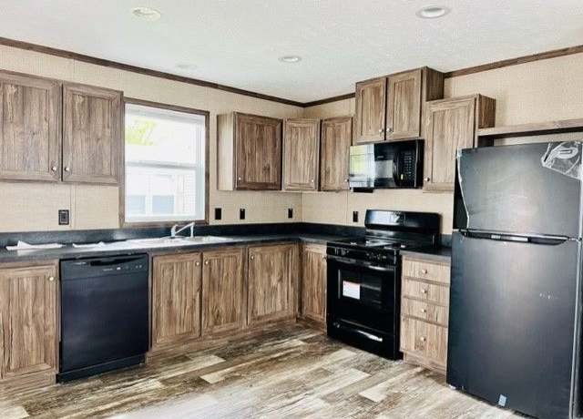 Property at 1533 Southwood Dr, Mishawaka, IN 46544, 3 beds, 2 baths
