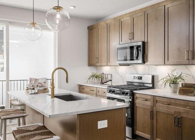 Property at 14429 Glen Manor Dr, Chantilly, VA 20151, 2 beds, 2.5 baths