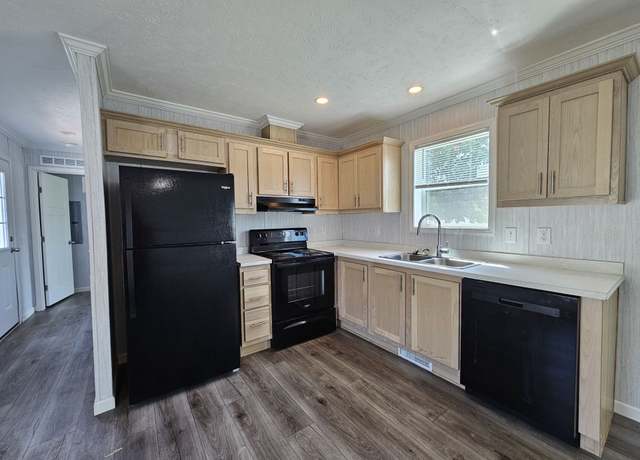 Property at 2740 E Robin Dr, Saginaw, MI 48601, 3 beds, 2 baths
