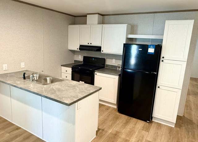Property at 1810 Silverleaf Ct, Mishawaka, IN 46544, 3 beds, 2 baths