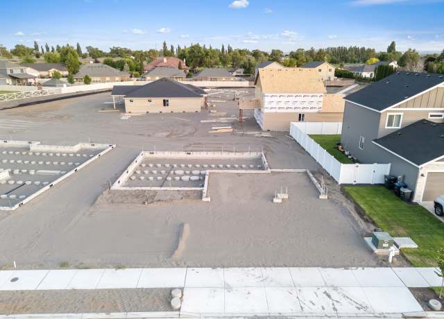 Property at 4423 W Thrush St, Moses Lake, WA 98837, 5 beds, 3 baths