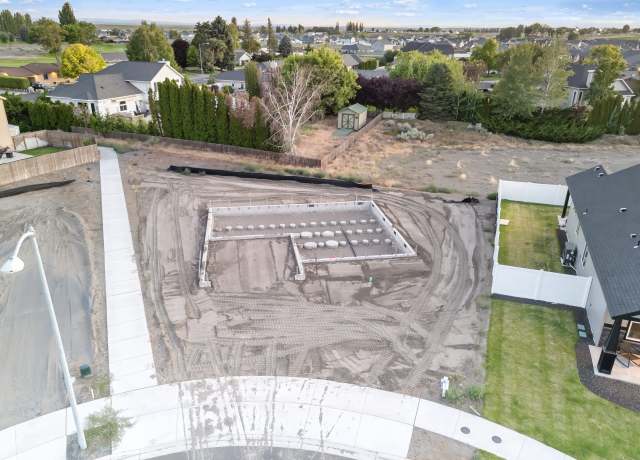 Property at 706 N Thrush Ct, Moses Lake, WA 98837, 5 beds, 3 baths