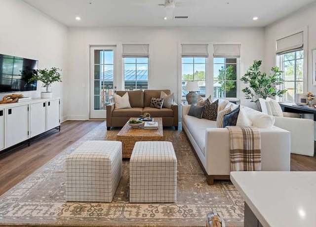 Property at 962 Bibbs Cir NW #8, Atlanta, GA 30318, 3 beds, 2.5 baths