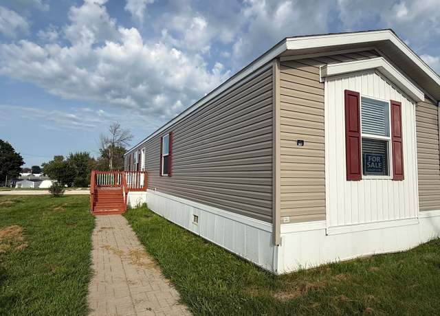 Property at 307 Wroble Dr, Marion, IA 52302, 3 beds, 2 baths