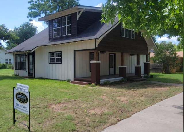 Property at 511 S Broadway St, Marlow, OK 73055, 3 beds, 2.5 baths