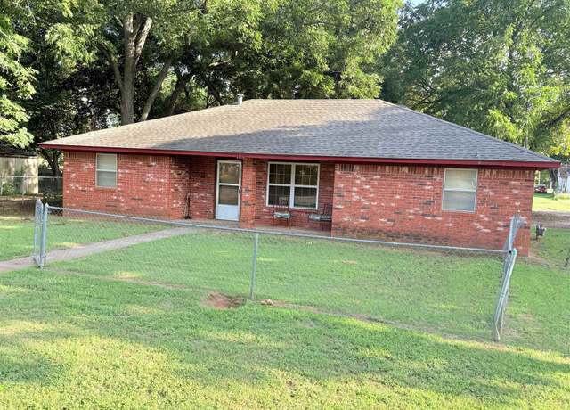 Property at 104 W Hill Ave, Comanche, OK 73529, 3 beds, 2 baths