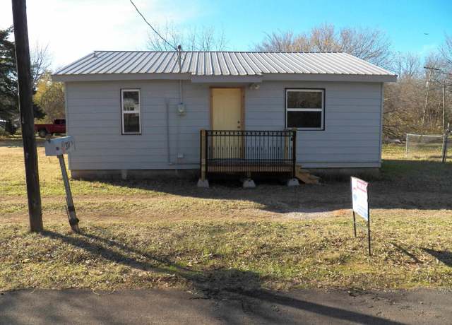 Property at 611 S 6th St, Comanche, OK 73529, 2 beds, 1 bath