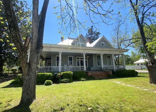 Property at 402 E 17th Ave, Cordele, GA 31015, 4 beds, 2 baths