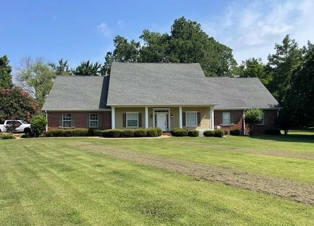 Property at 104 Lake Lee Rd W, Greenville, MS 38701, 4 beds, 2.5 baths