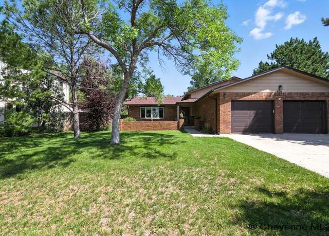 Property at 816 Oakhurst Dr, Cheyenne, WY 82009, 5 beds, 3 baths