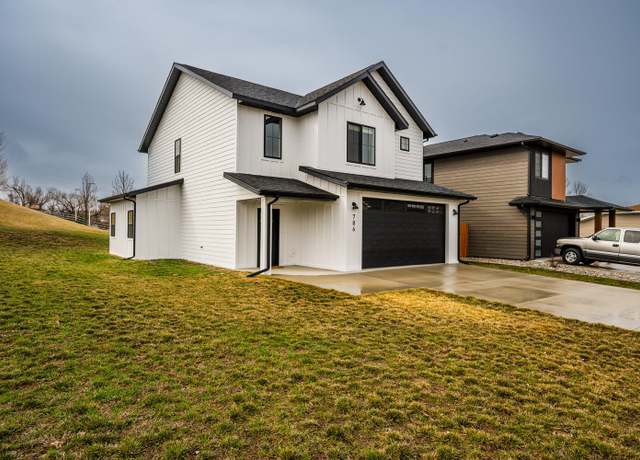 Property at 786 E 7th St, Sheridan, WY 82801, 3 beds, 2.5 baths