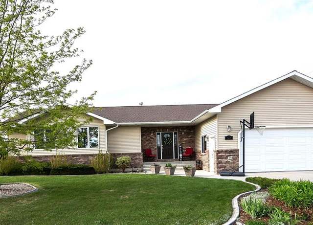 Property at 621 Avenue B, Powell, WY 82435, 5 beds, 3 baths