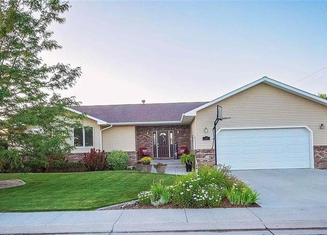 Property at 621 Avenue B, Powell, WY 82435, 5 beds, 3 baths