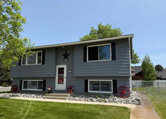 Property at 2102 10th St, Cody, WY 82414, 4 beds, 2 baths