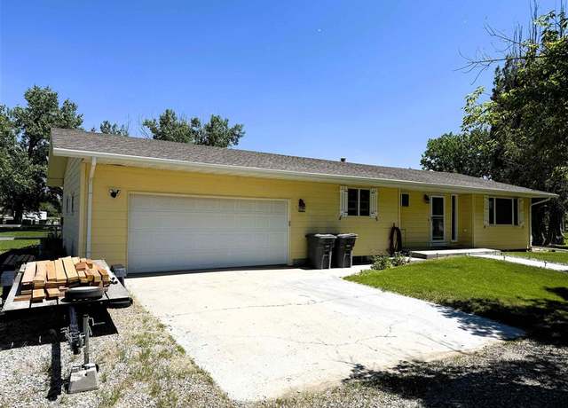 Property at 107 Country Dr, Worland, WY 82401, 5 beds, 2 baths