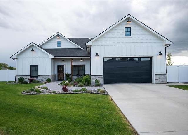 Property at 800 N Clark St, Powell, WY 82435, 3 beds, 2 baths