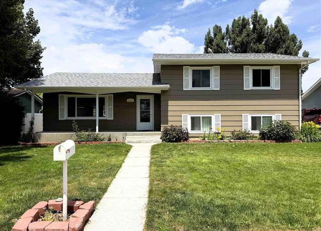 Property at 2007 Harkins Ave, Worland, WY 82401, 4 beds, 2.5 baths