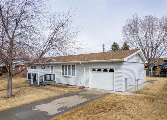 Property at 1902 15th St, Cody, WY 82414, 3 beds, 2 baths