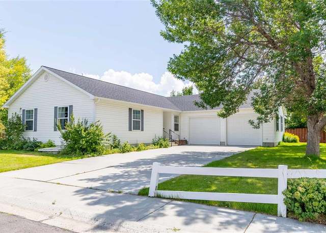 Property at 641 Oakwood Dr, Powell, WY 82435, 3 beds, 2 baths