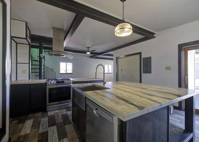 Property at 1610 23rd St, Cody, WY 82414, 2 beds, 4 baths