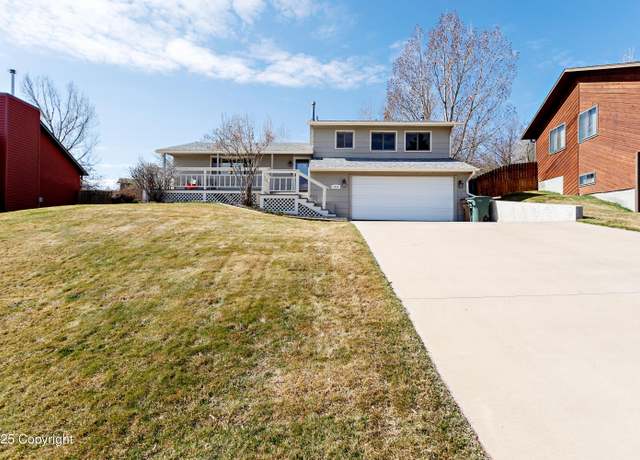 Property at 1014 Pioneer Ave, Gillette, WY 82718, 3 beds, 2.5 baths