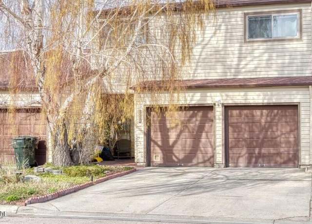 Property at 1033 Santee Dr, Gillette, WY 82716, 3 beds, 2 baths