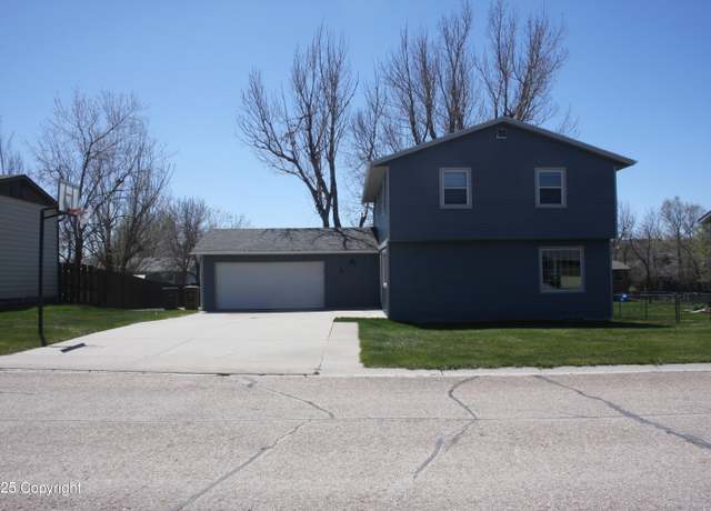 Property at 16 Constitution Dr, Gillette, WY 82716, 4 beds, 3.5 baths