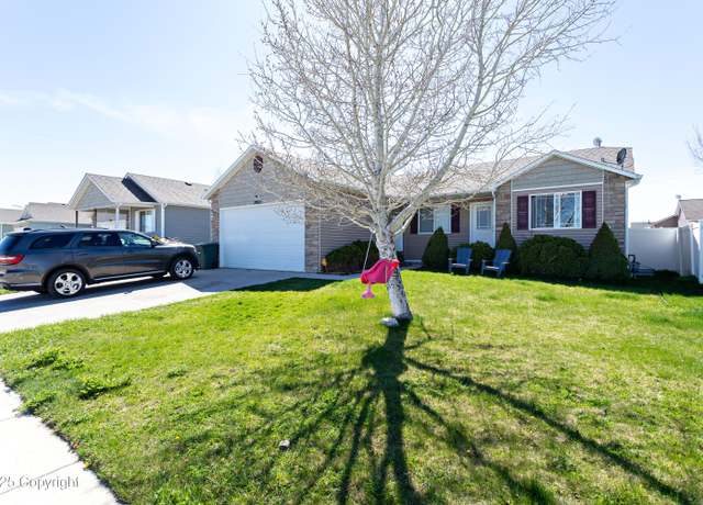 Property at 3902 Red Lodge Dr, Gillette, WY 82718, 4 beds, 3 baths