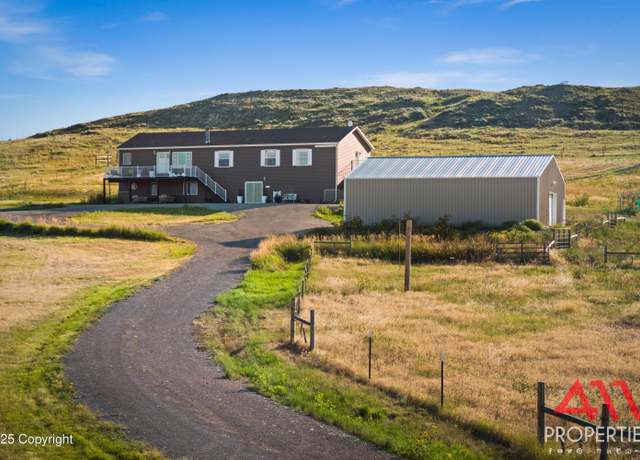 Property at 39 Dry Creek Dr, Moorcroft, WY 82721, 5 beds, 4 baths