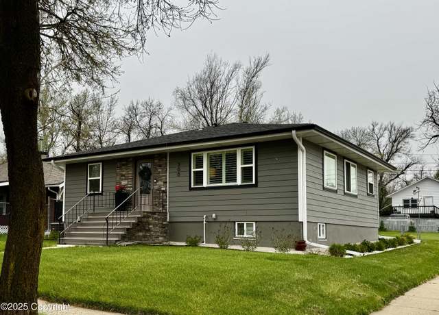 Property at 300 Richards Ave, Gillette, WY 82716, 4 beds, 2 baths