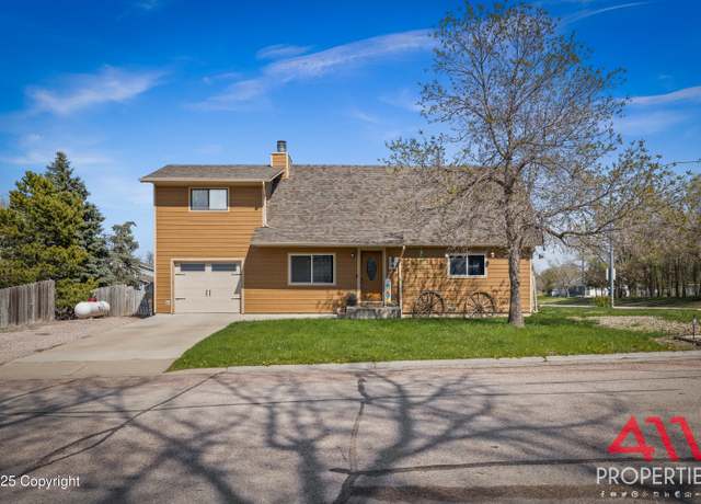 Property at 1000 Poplar Ln, Gillette, WY 82716, 3 beds, 2 baths