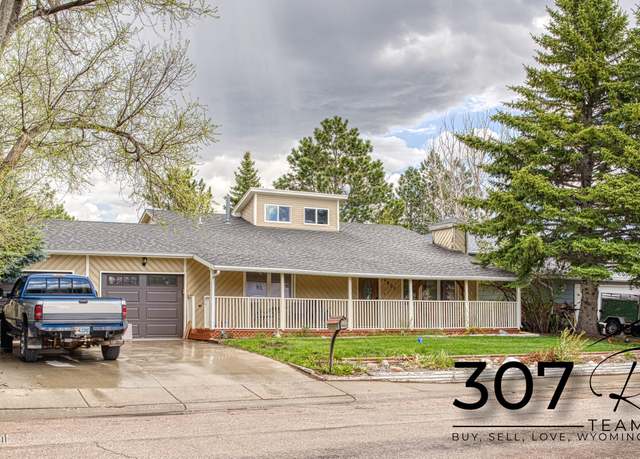 Property at 2401 Maple Ave, Gillette, WY 82718, 3 beds, 2 baths